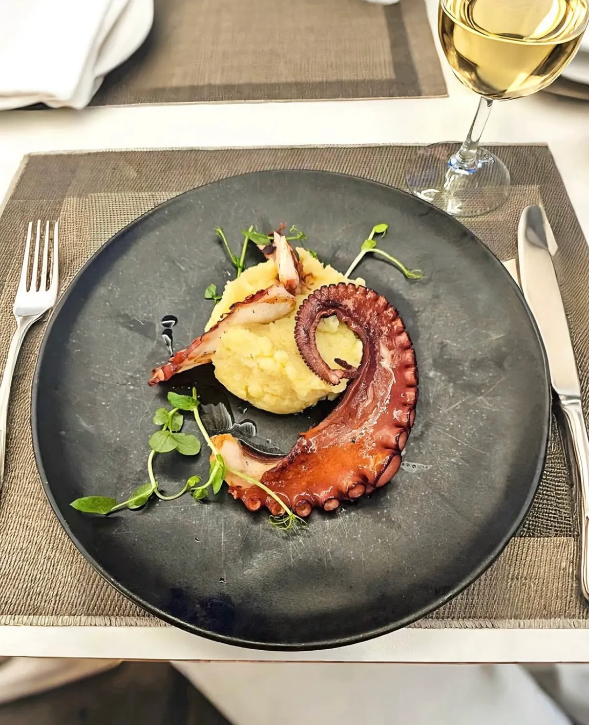 Pulpo a la brasa con puré de patata