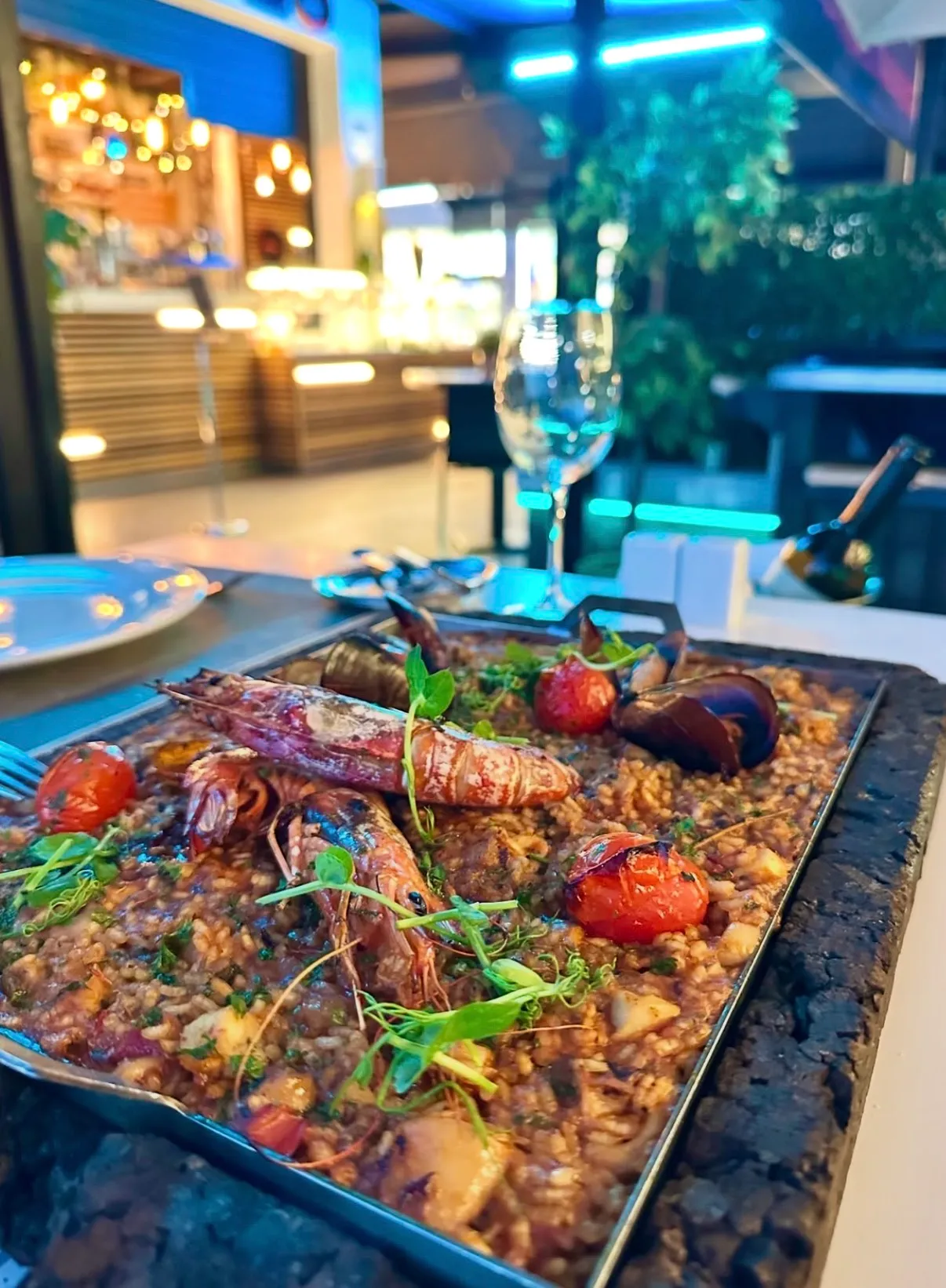 Arroz con marisco al atardecer