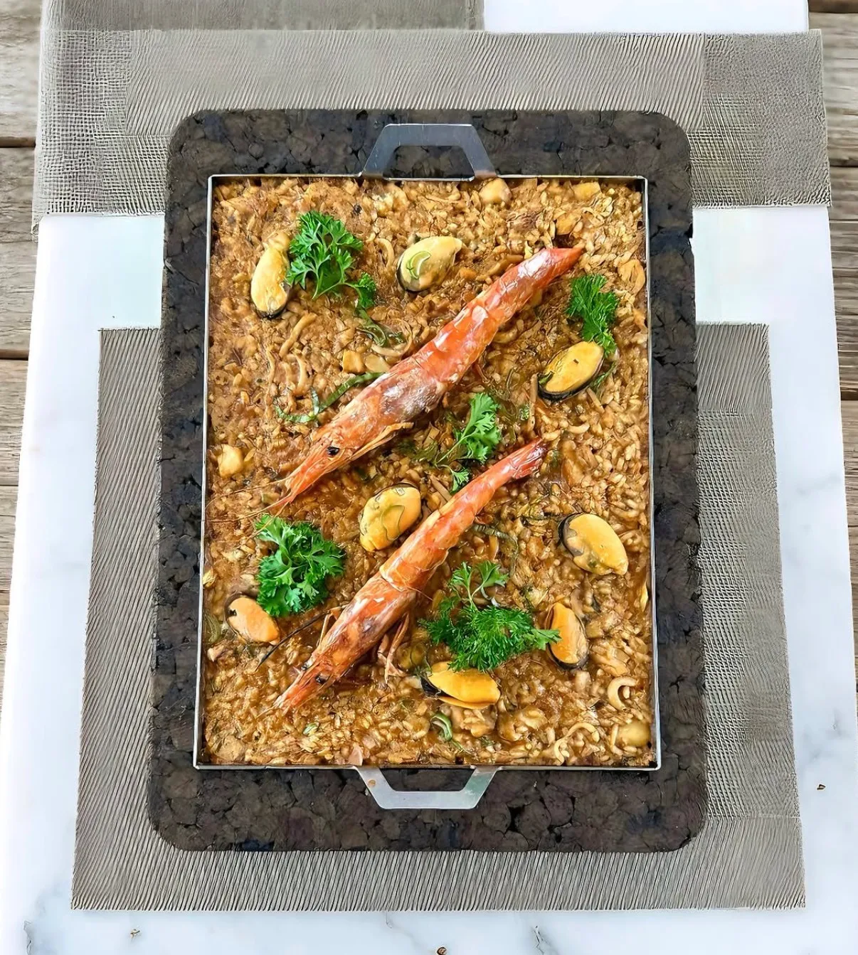 Fideuà de marisco con gambas rojas