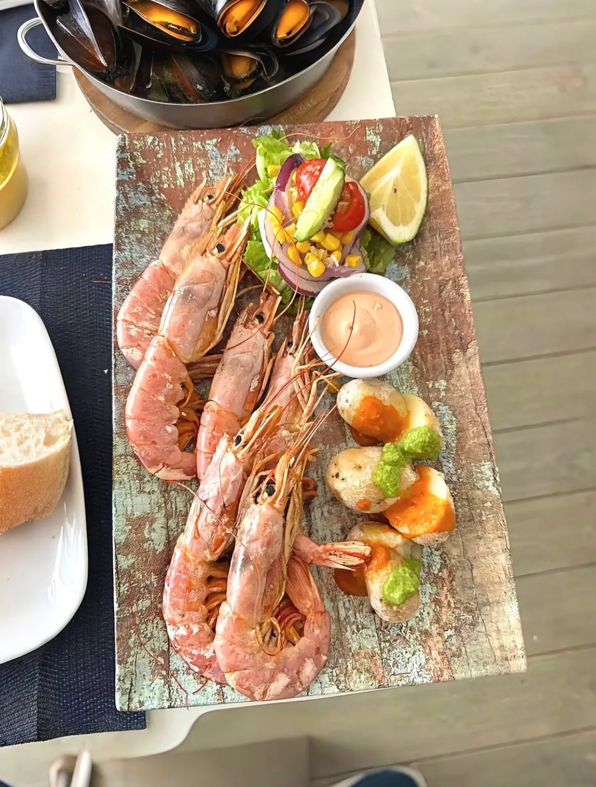 Tabla de langostinos, mejillones y papas con mojo