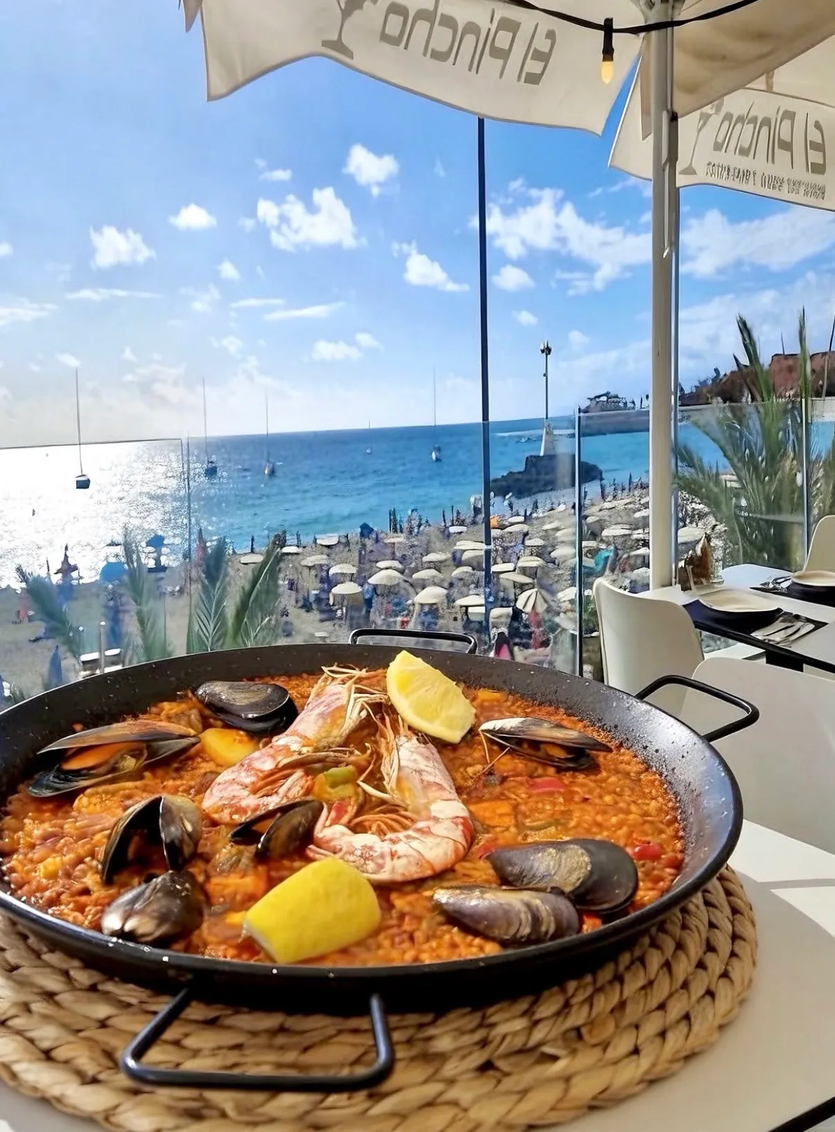 Paella de marisco con gambas frente al mar