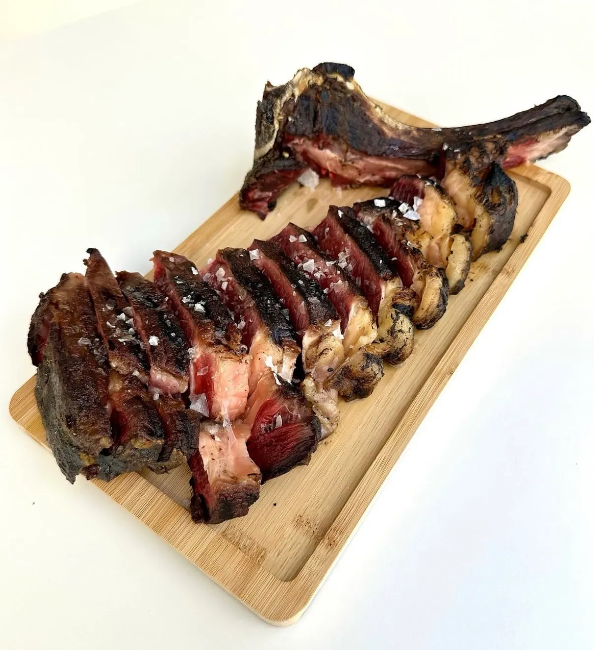 Chuletón madurado fileteado sobre tabla