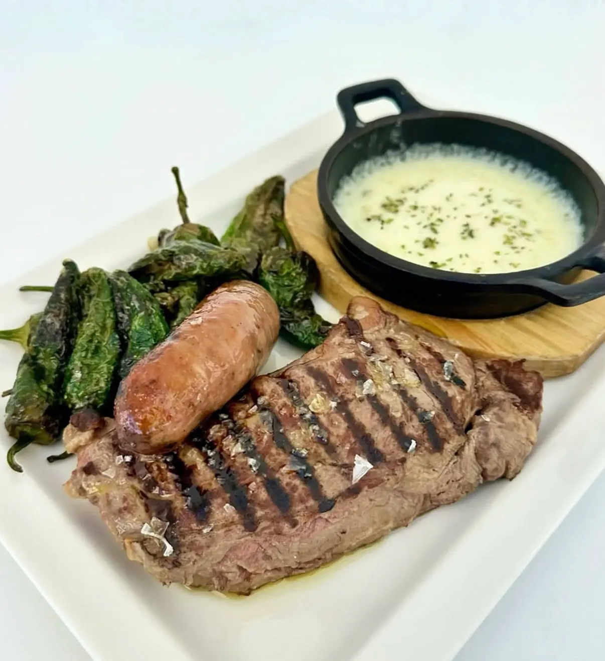 Carne a la brasa con pimientos de padrón
