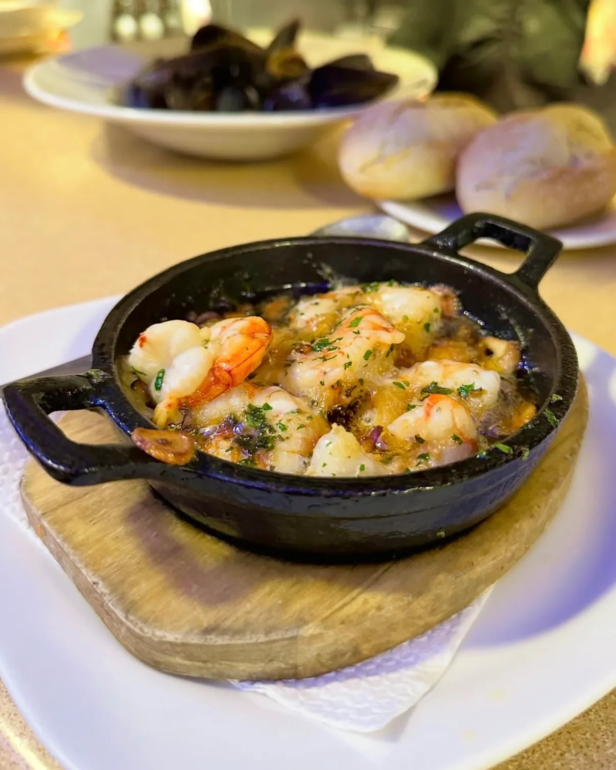 Gambas al ajillo en cazuela de hierro