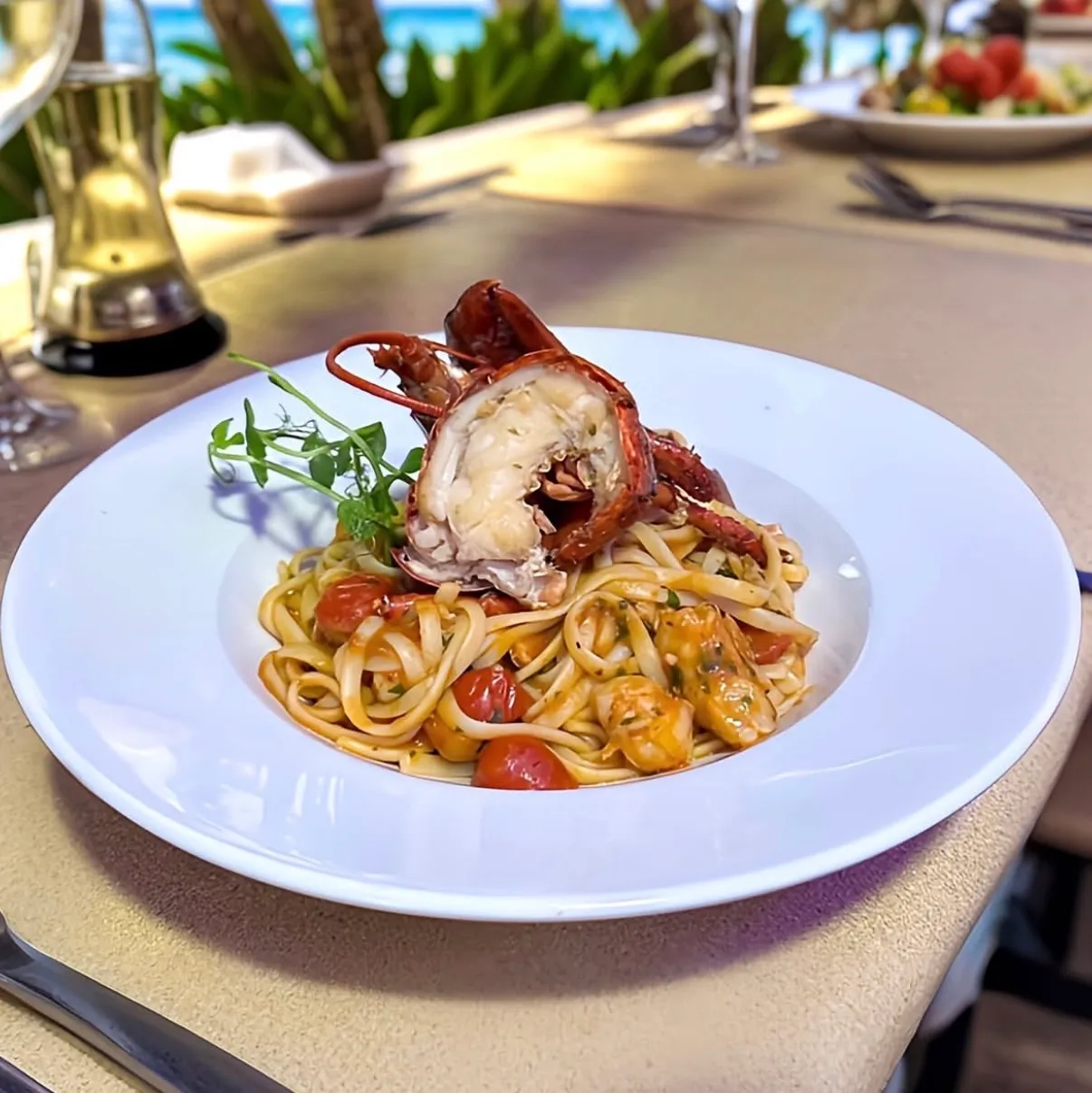Pasta con langosta y tomates cherry