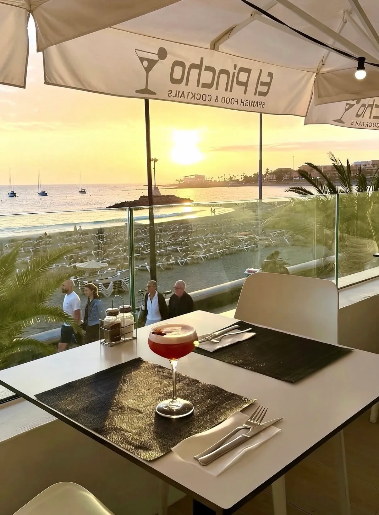 Cóctel al atardecer con la marca El Pincho
