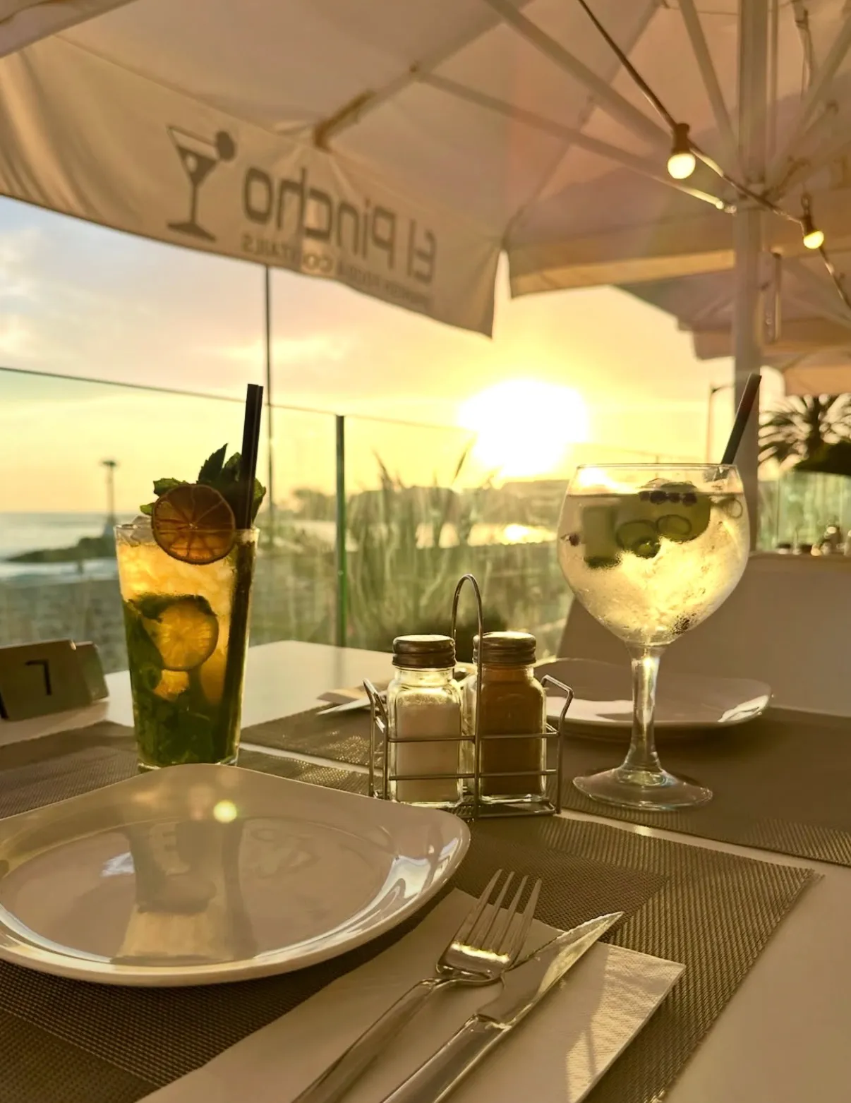 Mojito y gin tonic al atardecer frente al mar