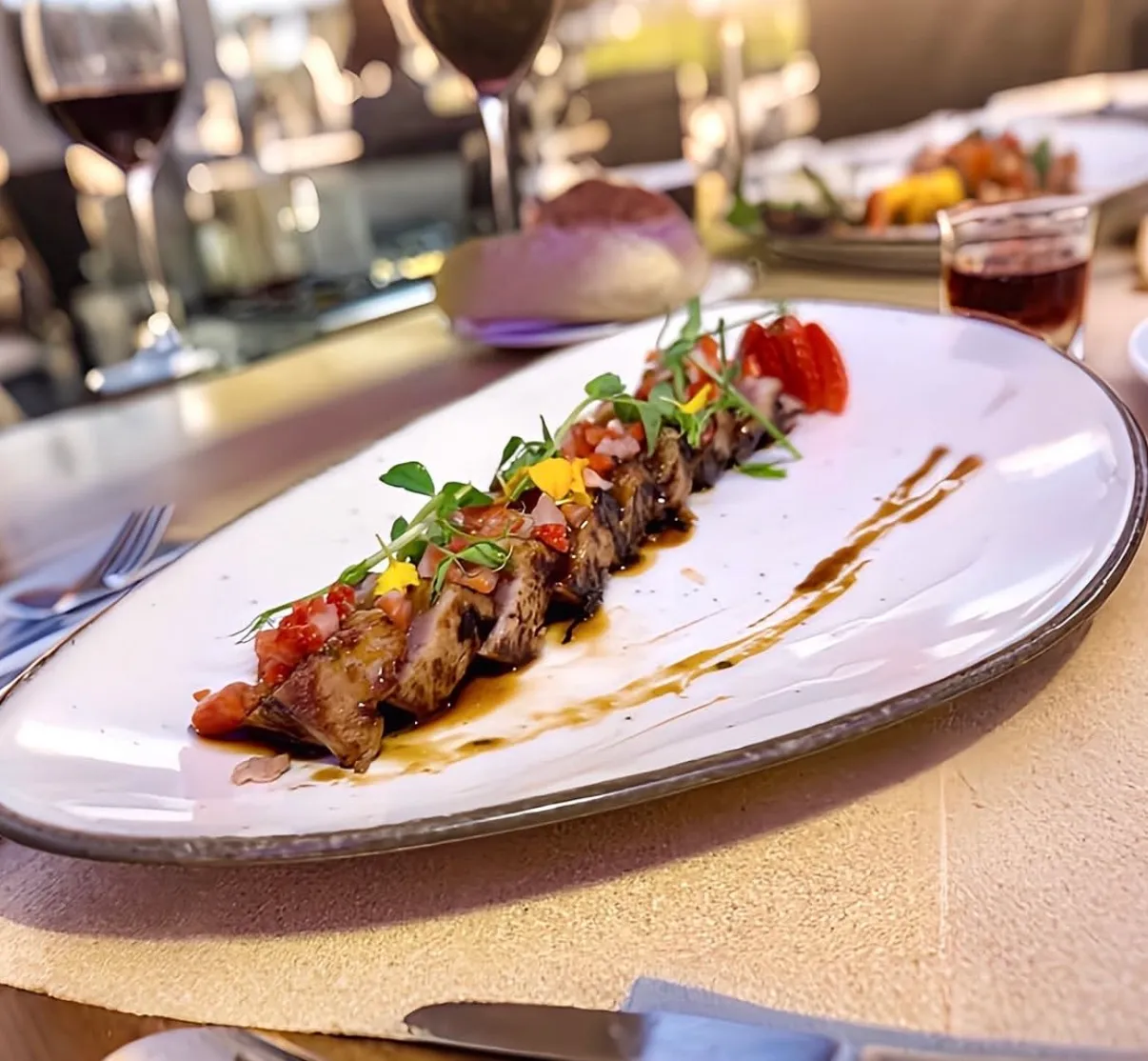 Brocheta de carne con tomate y flores